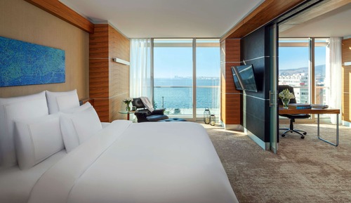 Business Suite Sea View 1 King Bed