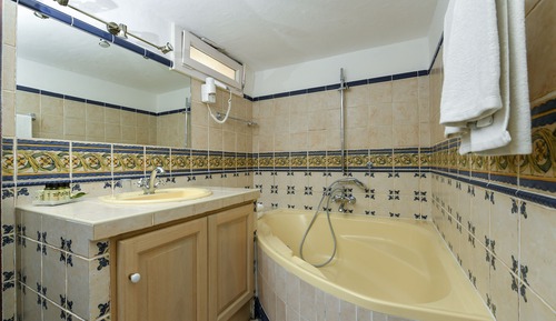 Habitación clásica doble, baño privado, vistas al jardín (CDC)