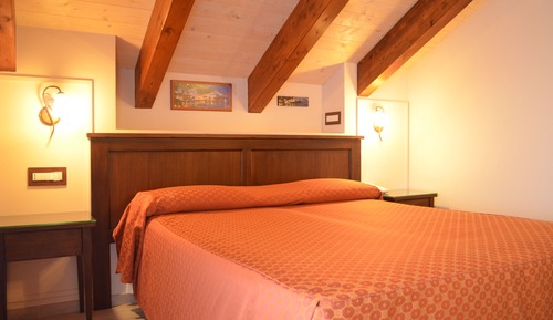 Habitación superior con 1 cama doble o 2 individuales, bañera de hidromasaje