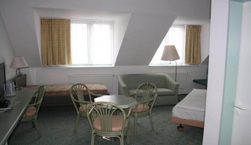 Habitación triple Confort, 1 cama de matrimonio, no fumadores, vistas a la ciudad