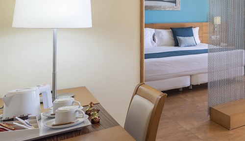 Suite junior, vistas al mar (2 adults and 2 children)