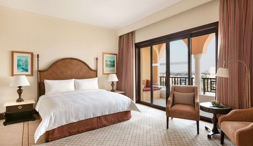 Horizon Club Premier King Bed with Lounge Access and Free Breakfast