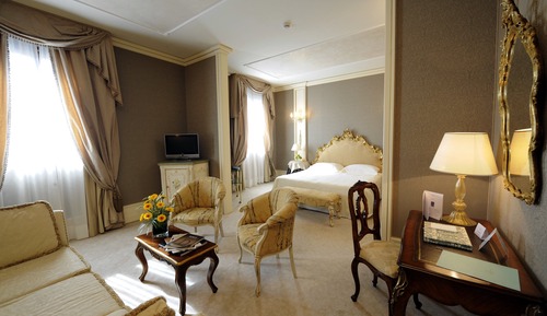 Deluxe Suite with side Grand Canal View
