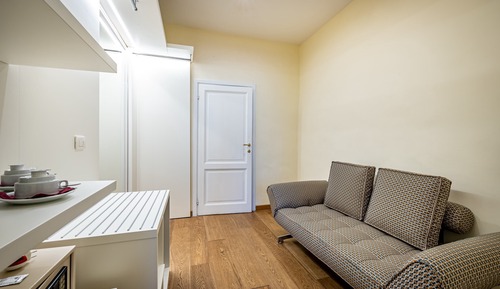 Habitación superior con 1 cama doble o 2 individuales, vistas al jardín