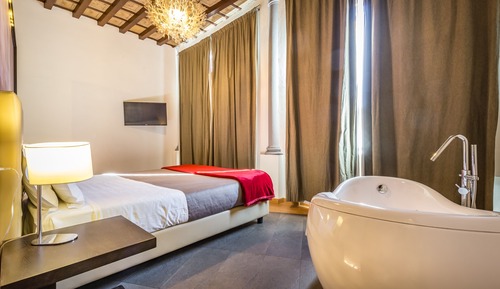 Suite, 1 cama de matrimonio, vistas al jardín