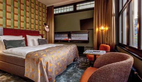 Junior Signature Suite