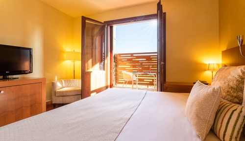 Habitación Triple + bañera de hidromasaje + wifi gratis (2 adultos)