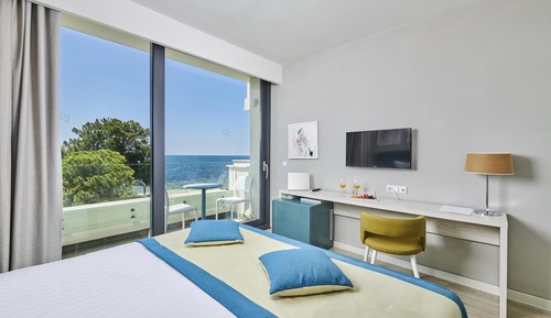 Classic room with balcony, Sea side