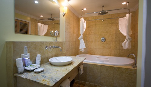 Habitación, 1 cama de matrimonio, bañera, junto a la piscina