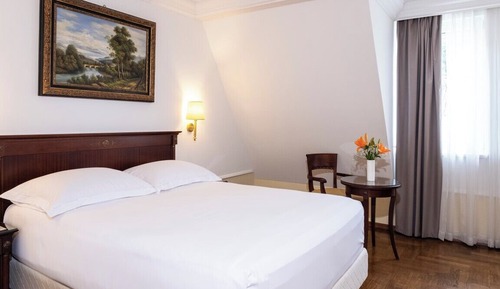 Habitación estándar con 1 cama doble o 2 individuales, vistas a la ciudad