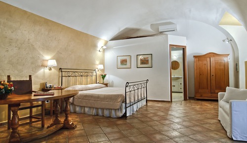 Suite, bañera de hidromasaje, en la zona del jardín