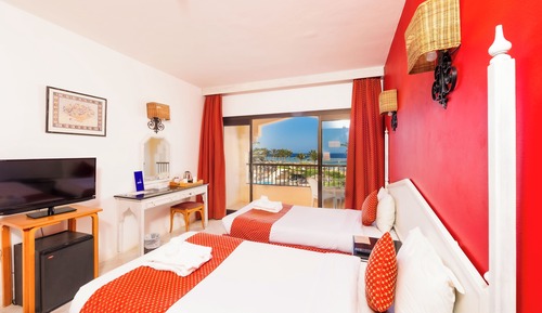 Habitación superior con 1 cama doble o 2 individuales, vistas al mar