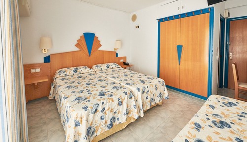 Habitación triple, vistas al mar