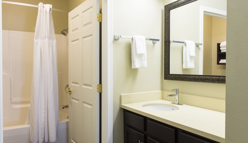 Suite, 1 habitación, accesible para personas con discapacidad (1 Queen, Comm, Mobil Tub)