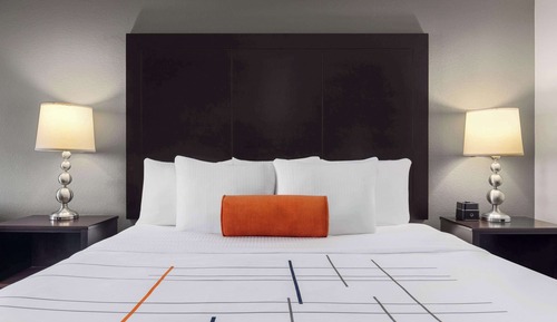 Habitación, 1 cama de matrimonio grande, no fumadores (Mobility/Hearing, Bathtub)