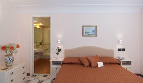 Habitación clásica con 1 cama doble o 2 individuales, vistas parciales al mar
