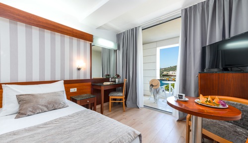 Habitación estándar con 1 cama doble o 2 individuales, balcón, vistas al mar