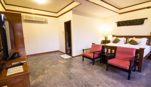 Beach Bungalow (Garden View)