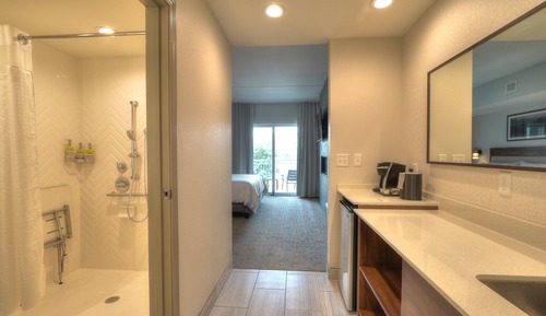 Suite, 1 cama de matrimonio grande, accesible en silla de ruedas (Roll-In Shower)