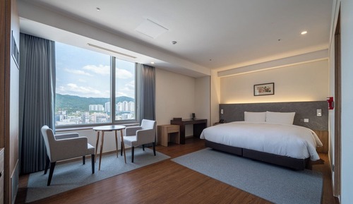 Deluxe Residence Corner King+InfinityPool+Urban Oasis Pass for 2(Indoor Swimming pool/Sauna/Fitness)