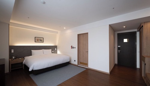 Deluxe Corner King Room + InfinityPool + Urban Oasis Pass for 2 (Indoor Swimming pool/Sauna/Fitness)
