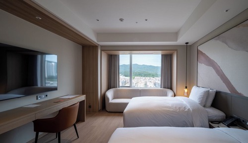 Premier Twin Room + InfinityPool + Urban Oasis Pass for 2 (Indoor Swimming pool / Sauna / Fitness)