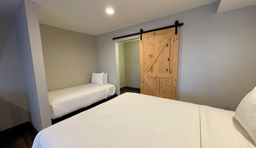 Habitación, no fumadores (2 Queen Beds and 1 Twin Bed)