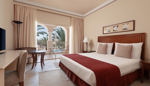 Habitación superior, vistas a la piscina (Queen or Twin Bed)