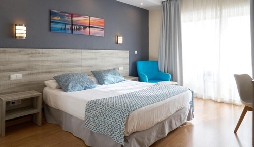 Habitación Confort con 1 cama doble o 2 individuales, balcón, vistas parciales al mar