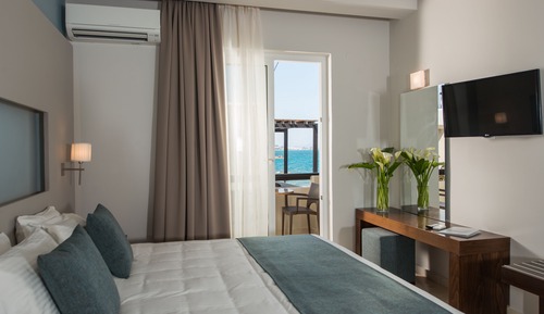 Estudio, vistas parciales al mar