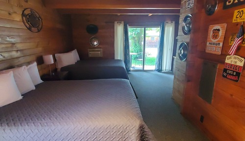 Habitación estándar, 2 camas de matrimonio (Pet Friendly)