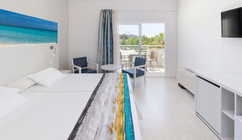 Habitación doble (2 Adults + 1 Child)