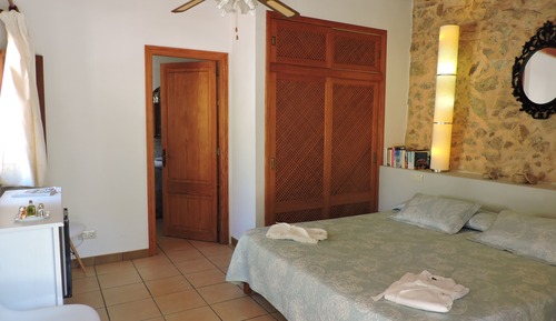 Habitación con 1 cama doble o 2 individuales, baño privado (Es Coniller)