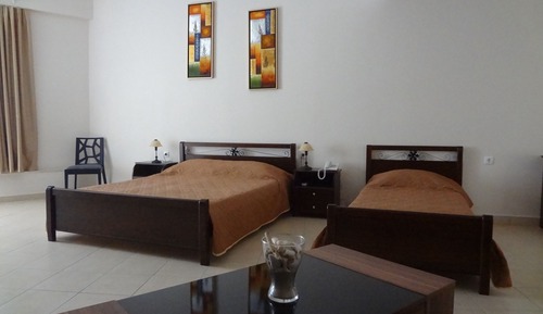 Habitación triple, vistas al jardín