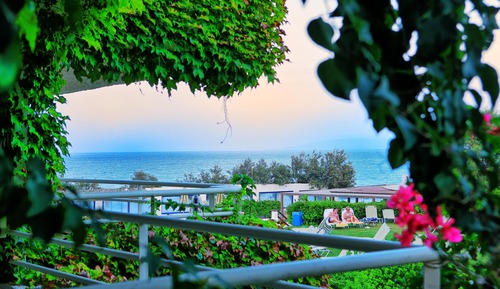 Bungalow, vistas parciales al mar