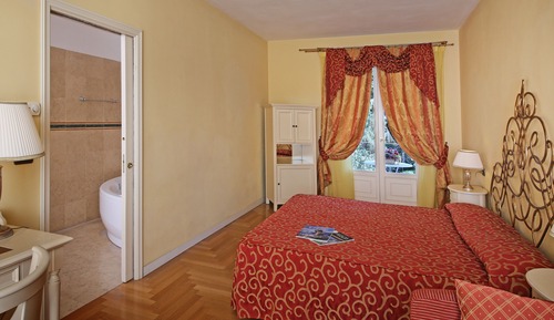 Habitación superior con 1 cama doble o 2 individuales, vistas al jardín