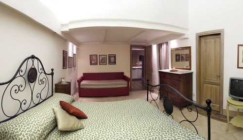 Habitación triple, en edificio anexo