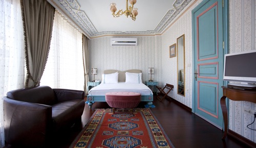 Penthouse (Balcony, Partial Sea View)