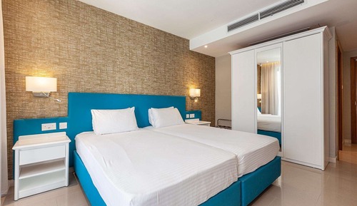 Habitación estándar con 2 camas individuales, vistas a la piscina