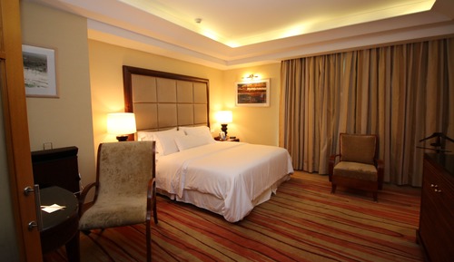 Suite ejecutiva, 1 cama de matrimonio grande, vistas a la ciudad, junto a la piscina