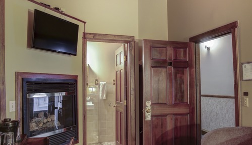 Deluxe Room, 1 Queen Bed, Non Smoking, Jetted Tub (1st Floor)