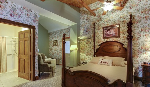 Walk-Out, 1 Queen Bed, Non Smoking, Jetted Tub & Fireplace (1st Floor)