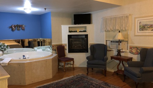 Luxury Suite, 1 King Bed, Non Smoking, Jetted Tub & Fireplace (1st Floor)