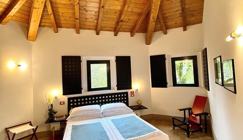Habitación Deluxe, 1 cama de matrimonio, vistas al jardín, en una planta alta