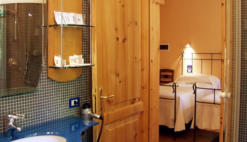 Habitación económica, 1 cama de matrimonio, en edificio anexo