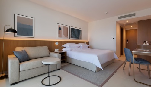 Habitación superior con 1 cama doble o 2 individuales, balcón, vistas parciales al mar