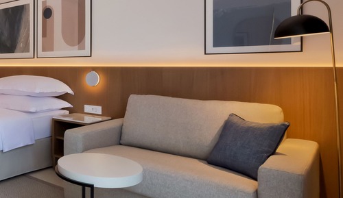 Habitación superior con 1 cama doble o 2 individuales, vistas a la colina