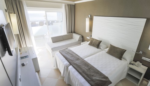 Habitación triple, vistas a la piscina