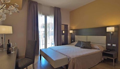 Habitación estándar con 1 cama doble o 2 individuales, balcón