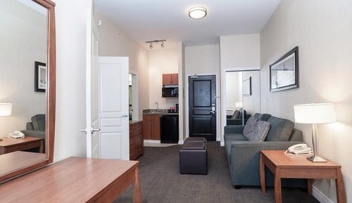Suite, cocina básica (Balcony, 1 King Bed, Sofa Bed)